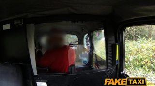 faketaxi Partei Mädchen wird in Taxi gefickt