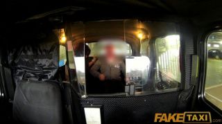 faketaxi - Ausreißer Ebenholz saugt Hahn