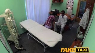 fakehospital - Patient genießt Krankenschwester Massage