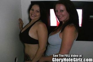 Zwei Große Tit Hotties Saugen Glory Hole Schwanz!