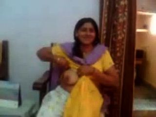 indian sex video von einem indischen aunty ihren großen boobs-rawasex.com zeigt
