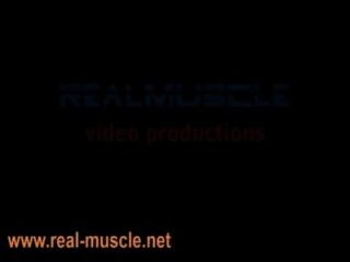 realmuscle Bodybuilder abspritzen