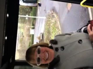 Versucht, Eine Oma Fahren Meinen Bus Zu Ziehen