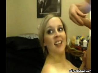 Webcam Spaß mit Blondine endet in Gesichtsbehandlung