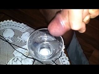 Zehn Dicke Spritzen Von Heißem Cum In Einem Glas Mit Slowmotion