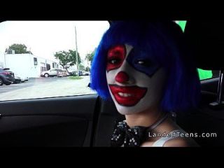 Clown Teen saugen riesigen Schwanz im Auto
