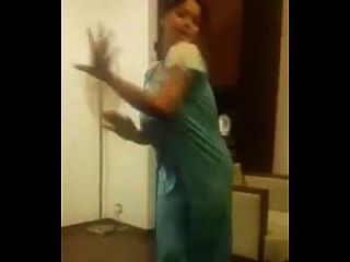 indischer Tanz mit großen Titten
