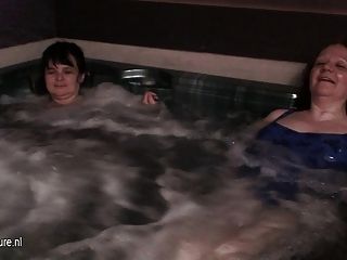 Entspannen reife Frauen in einem Spa