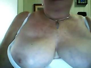 Oma zeigt große Titten auf Webcam