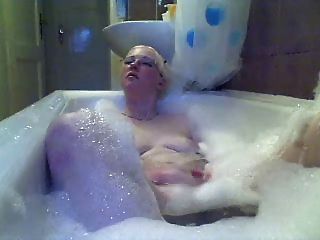 blonde Deutsch amateurgirl Finger sich in der Badewanne