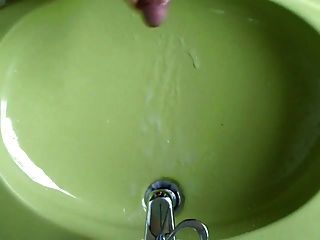 einfaches Sperma im Badezimmer