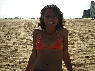 18yr Juwel zeigt ihre Muschi und Arsch auf nicht nackten öffentlichen Strand!
