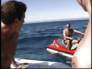 Ryan Conner fickt in einem Boot.