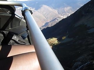 berührt ihre Titten und Beine in Strümpfen auf der Seilbahn