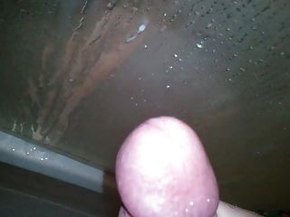 Cumming in der Dusche