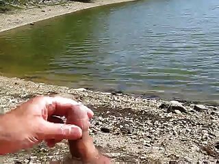 Am See Wichsen und Sperma