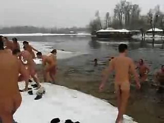 Skinny Tauchen Männer Im Winter See
