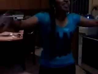 tamilisches Mädchen tanzt und zeigt nackten Körper