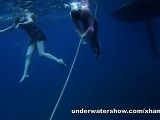 Nastya Und Masha Schwimmen Nackt Im Meer