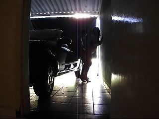 Tgirl ohne Sattel in der Garage gefickt
