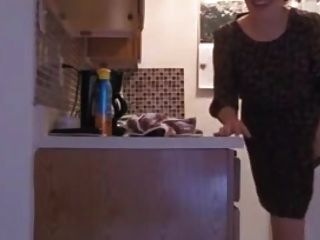 Heiße Stiefmutter Neckt Und Masturbiert In Der Küche