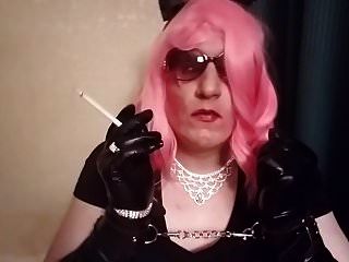 Sissy Mandy Hündin in pink Rauchen vs120 in Manschetten und Handschuhe