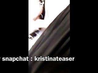 Snapchat busty Babe masturbiert in der Öffentlichkeit