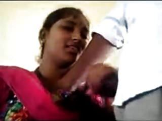 amateur desi milf in pink sari posiert auf der camera