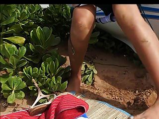latina kleine titten große nippel pinkeln und saugen am strand