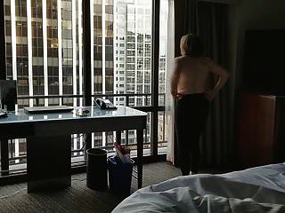 reife hottie nackt im hotelfenster