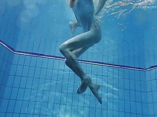 Anna Netrebko Skinny winzigen Teenager unter Wasser