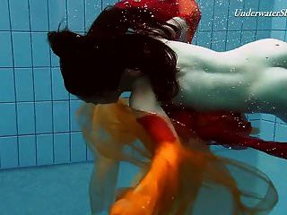 zwei rothaarige schwimmen super heiß !!!