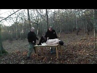 Schlampe Frau In Wald Gangbang Vollgummi Mit Kapuze Part2