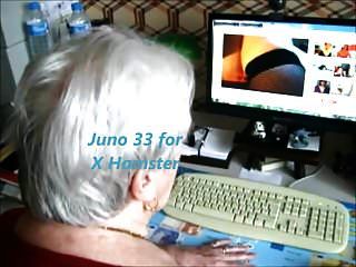 Oma an ihrem Schreibtisch wackelt x