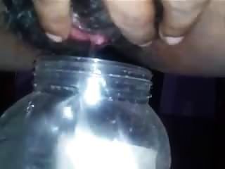 sri lankan mädchen pissing in eine flasche