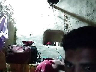 indisches Paar spielt vor der Webcam
